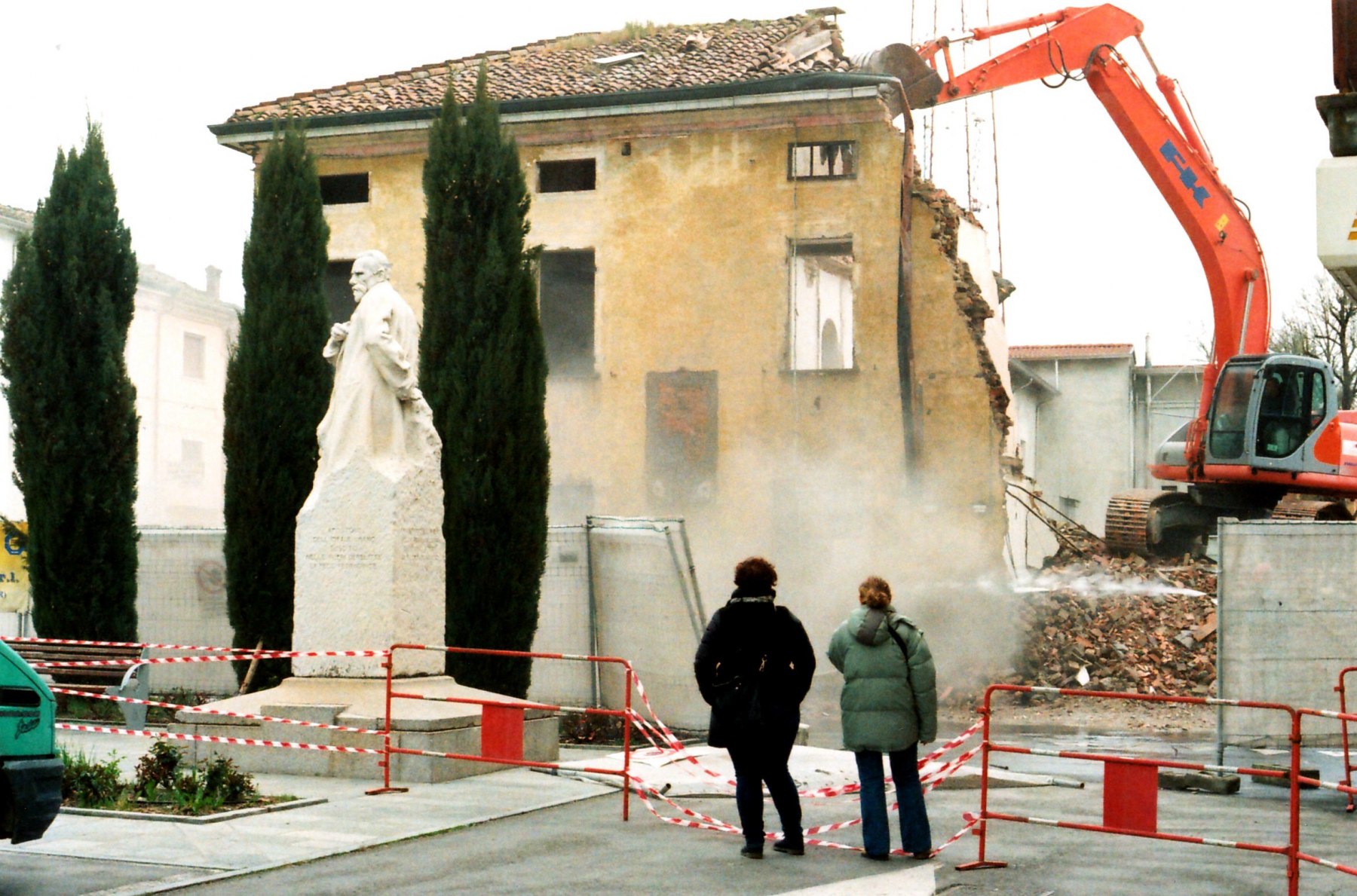 buttavano giù il palazzo della farmacia